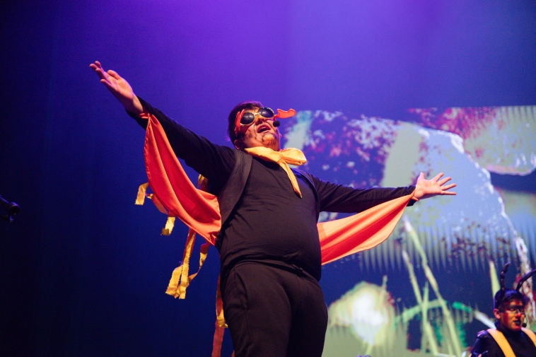 Foto de una persona en escena