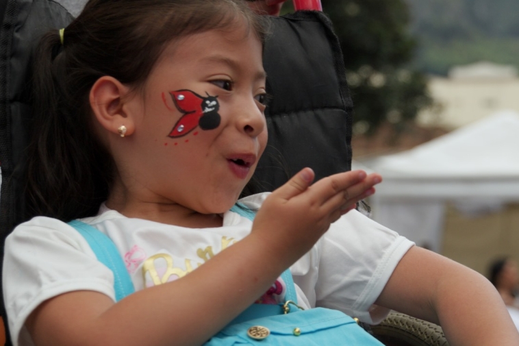 Foto de una niña feliz