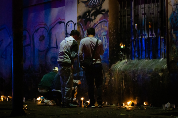 Foto de tres jovenes en la noche de espaldas