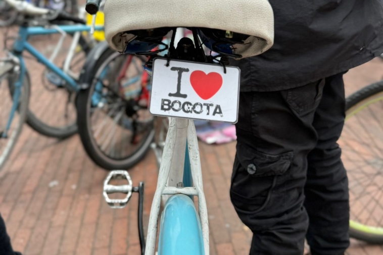 Foto de la parte de atras de una bicicleta que tiene una placa alusiva al amor por Bogotá.