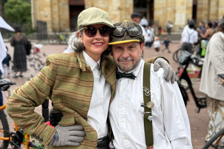 Foto de una pareja de adultos (mujer y hombre) participantes del ciclo paseo.