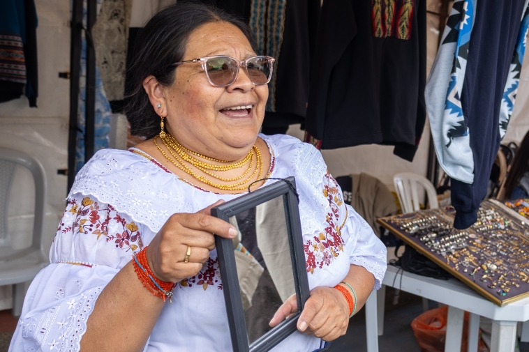 Foto de una señora indígena sonriendo
