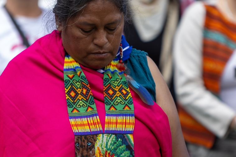 Foto de una señora indígena meditando