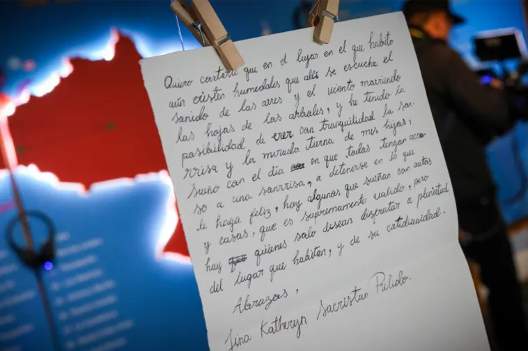 Foto en primer plano de una carta escrita a mano que hace parte de la exposición.