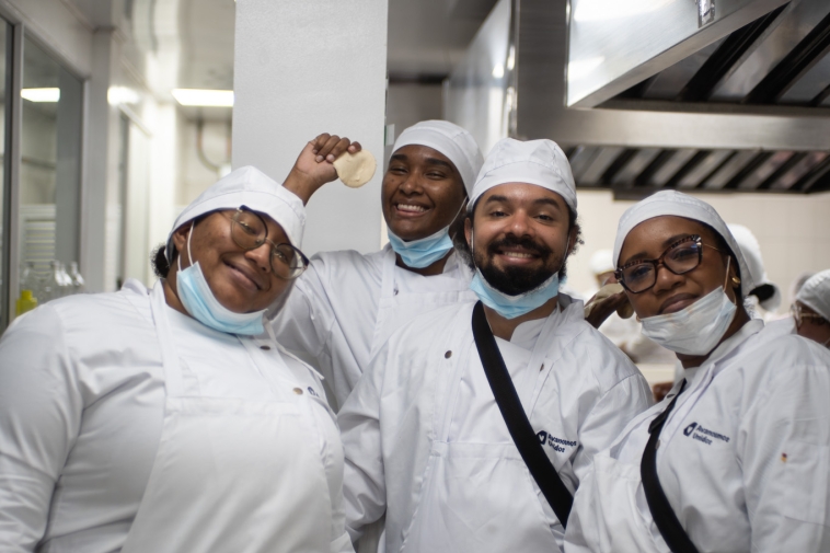 Foto de cuatro cocineras(os) raizales sonriendo