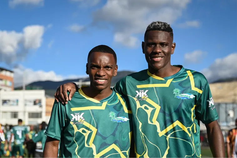 Foto de dos jugadores sonriendo