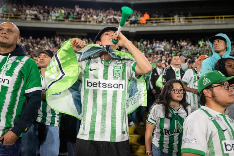 Fotografía de un grupo de hinchas