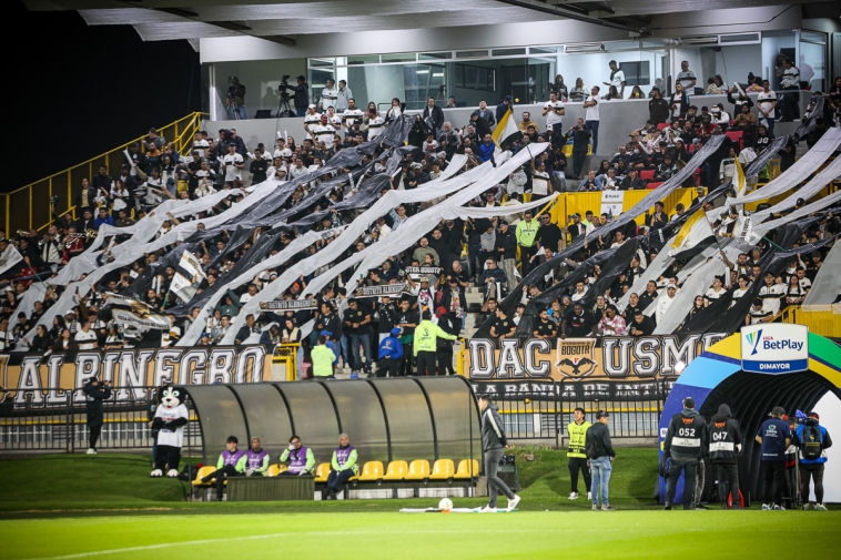 Fotografía de un estadio lleno de hinchas