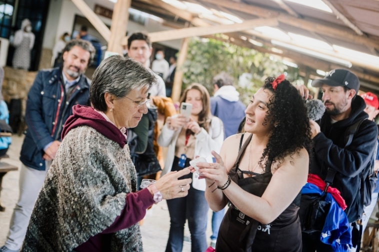 Foto de Claudia López interactuando con una participante