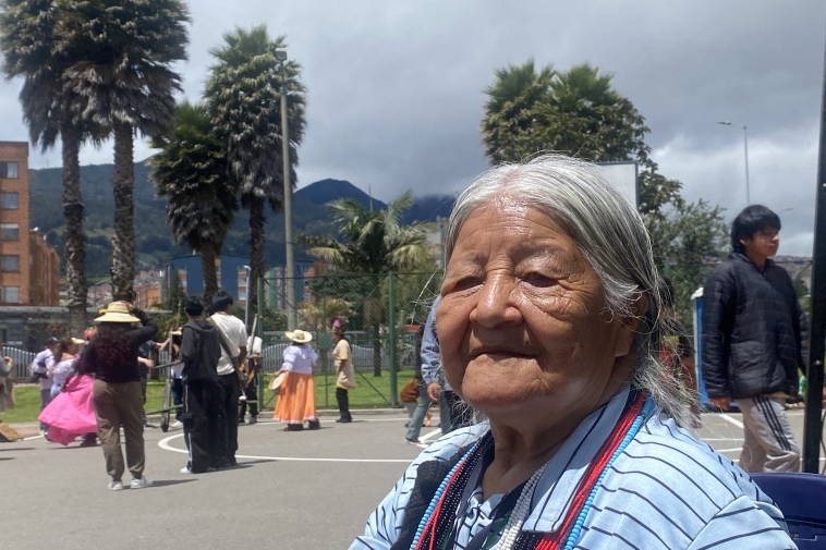Foto de una persona mayor indígena