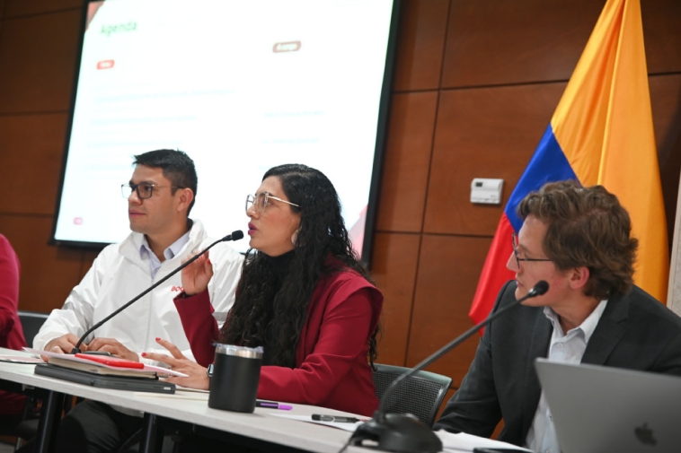 Foto de María Ximena Morales Trujillo dirigiendose a la audiencia