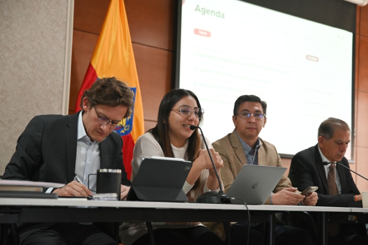 Foto de Luz Amanda Guzmán Mojica dirigiendose a la audiencia