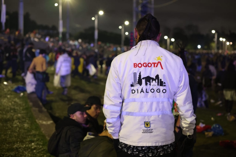 Foto de funcionarios de Dialogo en el evento