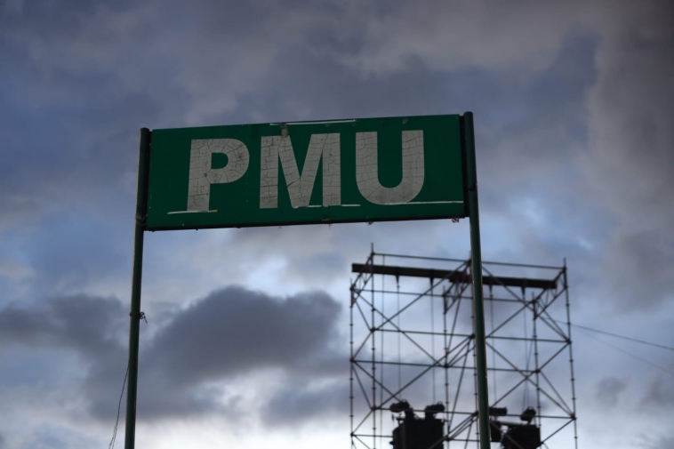 Foto de la valla que delimita el PMU