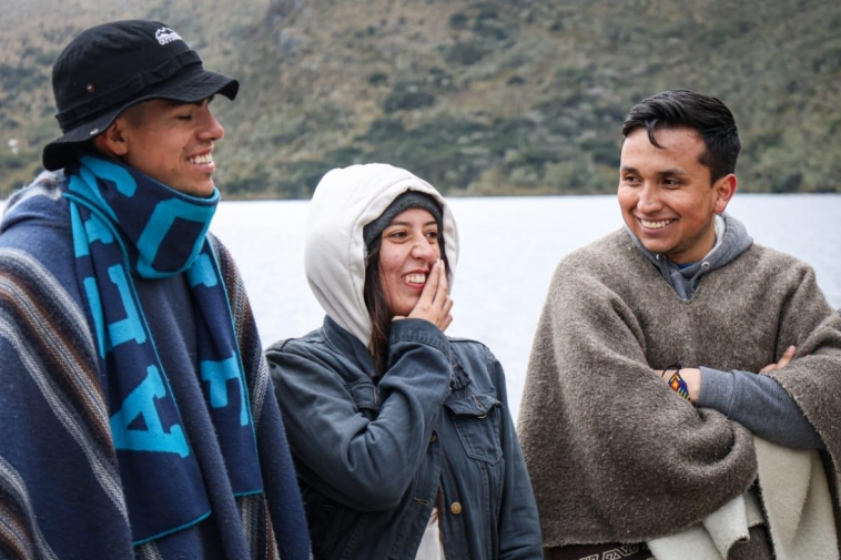 Foto de tres jóvenes sonriendo