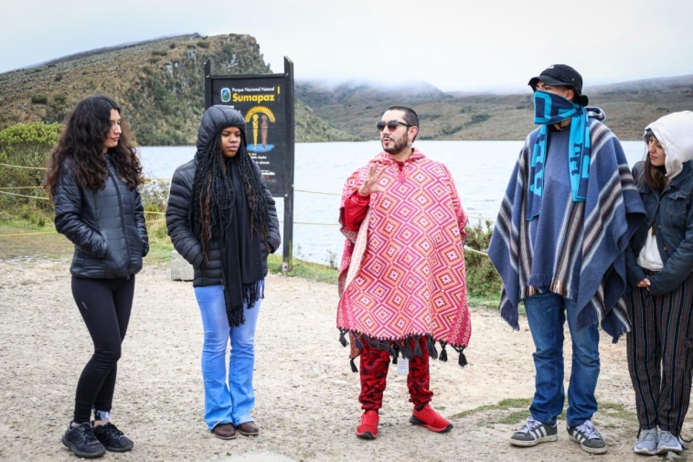 Foto de 5 jovenes frente a un cuerpo de agua