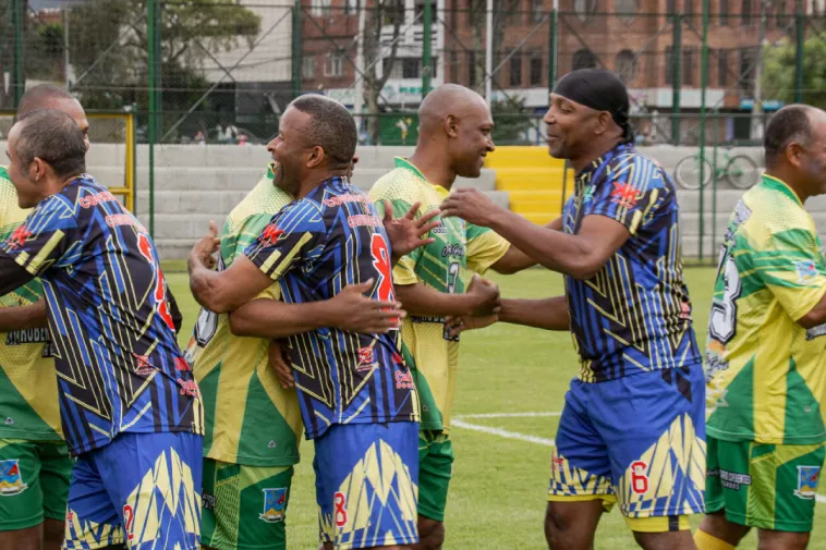 Foto de jugadores de los equipos rivales abrazandose.