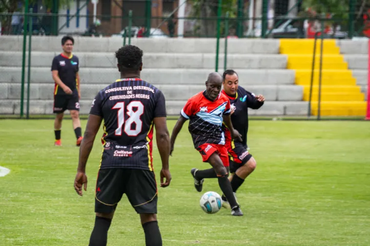 Foto de dos equipos en acción en la cancha.