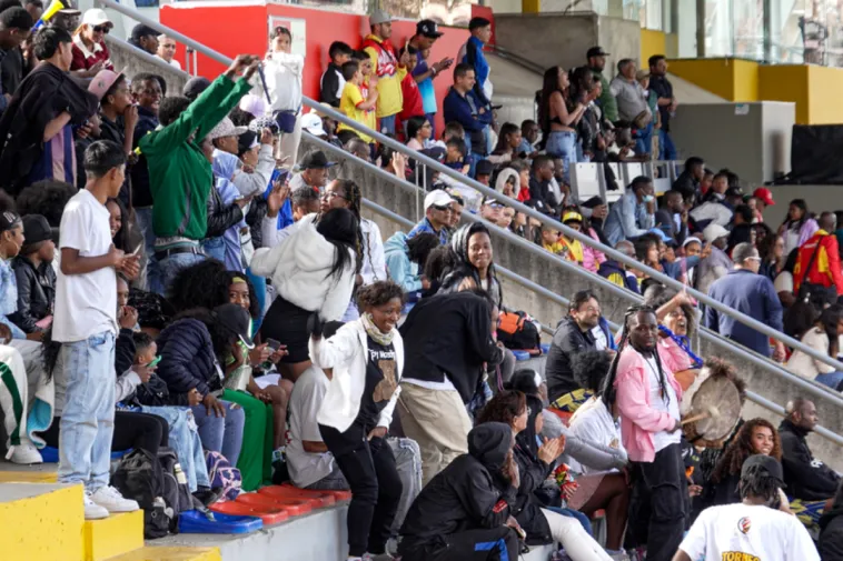 Foto de la tribuna disfrutando el partido.