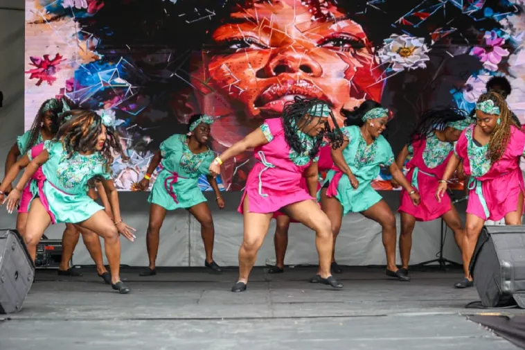 Foto de un grupo de danza de mujeres negras y afrocolombianas en escena