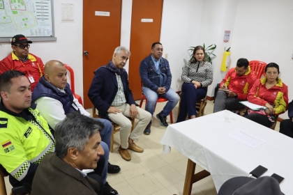 La comunidad está reunida en una mesa de trabajo junto a la alcaldesa local y su equipo de trabajo abordando diferentes temas que afectan a la comunidad y buscando soluciones.