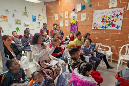 Foto de un grupo de niños sentados.