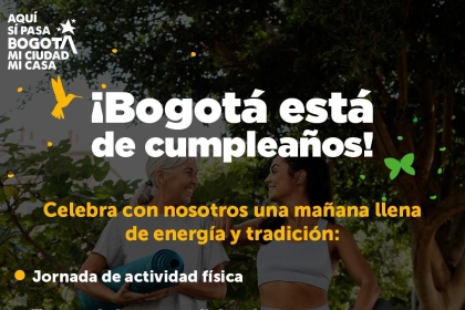 Afiche de invitación al cumpleaños de Bogotá. Muestra a dos mujeres con colchonetas de yoga en un parque. El evento incluye actividad física y juegos tradicionales, el 6 de agosto de 7 a. m. a 12 m. en el CDC José Antonio Galán, Calle 1B #57-51. Frase final: “¡Ven, muévete, juega y celebra a Bogotá!”.
