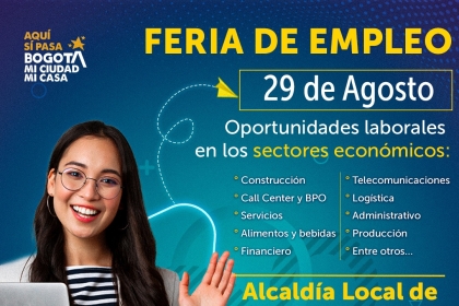 Persona joven sonriente con gafas sostiene un portátil, invitación a la Feria de Empleo en Puente Aranda el 29 de agosto, organizada por la Alcaldía Local de Bogotá.
