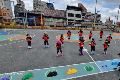 Muestra de patinaje slalom