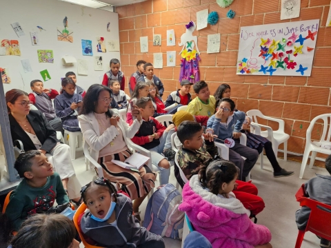 Foto de un grupo de niños sentados.