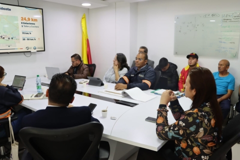 mesa de trabajo con la alcaldesa y el Director de RegioTram y su equipo de trabajo.