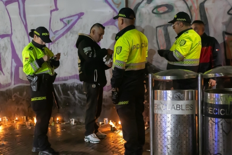 Atención de la policia Nacional durante el operativo de la Alcaldía local.