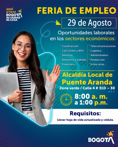 Persona joven sonriente con gafas sostiene un portátil, invitación a la Feria de Empleo en Puente Aranda el 29 de agosto, organizada por la Alcaldía Local de Bogotá.