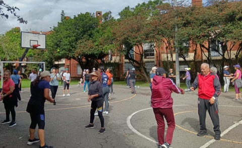 Grupo de adulto mayor ejercitandose