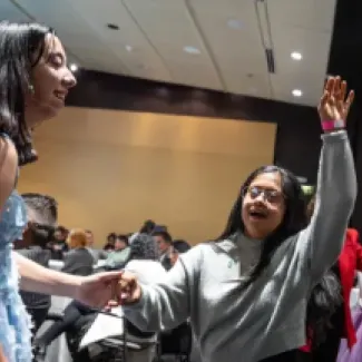 Jóvenes mujeres con discapacidad, felices y bailando
