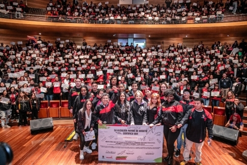 “Trabajar con ustedes, para ustedes y por ustedes era mi mandato, me alegra cumplirlo. Larga vida a Parceros por Bogotá”: Alcaldesa Claudia López