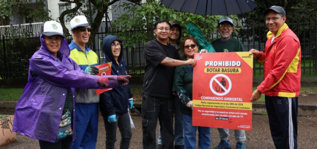Alcaldía de Barrios Unidos haciendo entrega a la comunidad del Brazo Salitre de letreros para prevenir arrojo de basuras