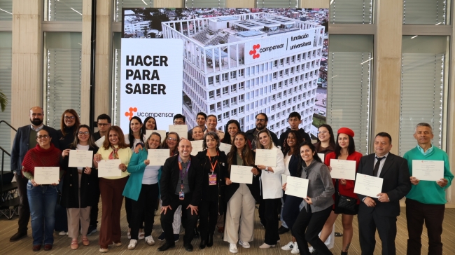 Graduandos de la primera cohorte del diplomado en IA generativa y competencias laborales del futuro