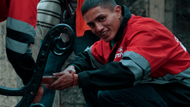 Jóvenes del IDIPRON restauraron 120 sillas del Parque Nacional