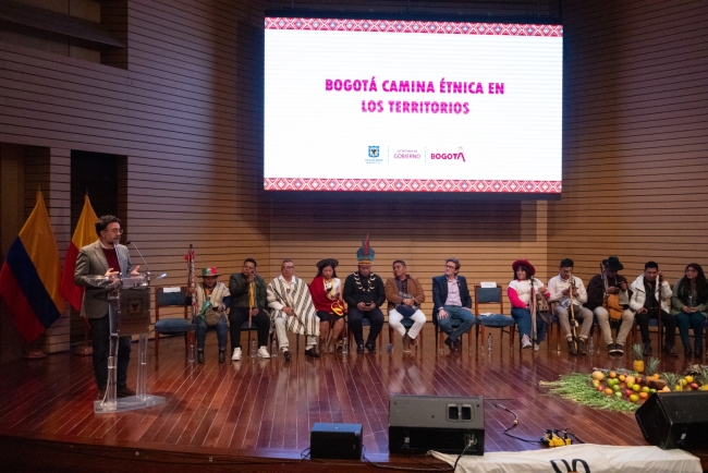 Imagen conmemorativa de la posesión de autoridades indígenas