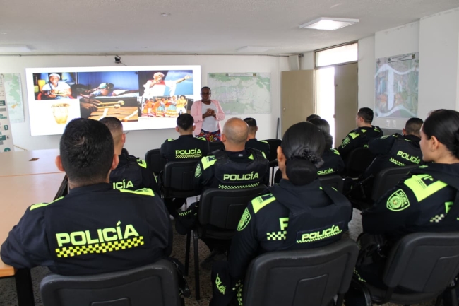 La Policía de Usme recibe formación para reconocer la diversidad étnica, prevenir el racismo y fortalecer una relación más humana e inclusiva con las comunidades.
