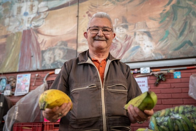 Carlos Ortiz: 50 años haciendo de la Plaza 20 de Julio su casa