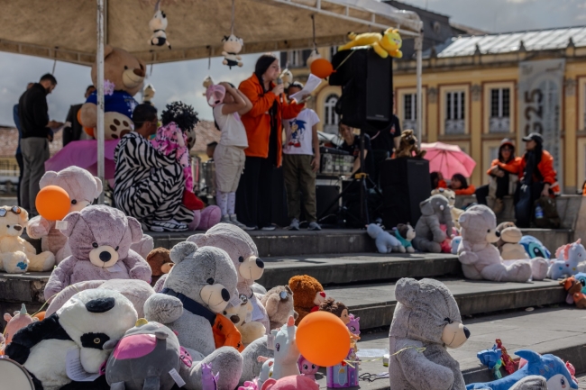 Con una exposición de peluches y juguetes en la Plaza de Bolívar, se compartió un mensaje claro y contundente: nunca es culpa de las niñas, niños o adolescentes.