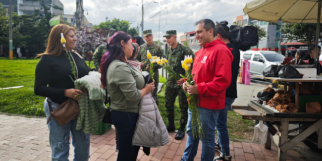 Puente Aranda llevó flores y mensajes de prevención durante la celebración del Día de la Madre