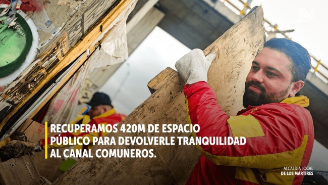 En la foto aparecen dos gestores de la localidad de Los Martires cargando escombros como parte e la limpieza al Canal Comuneros