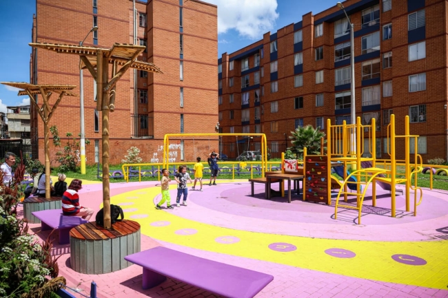 Cuatro espacios renovados en Engativá promueven el juego, el bienestar infantil y el cuidado compartido entre instituciones y comunidad.