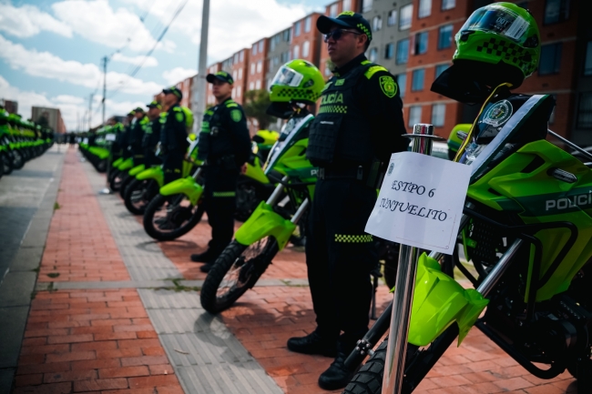 Tunjuelito fortalece la seguridad con la entrega de 10 motocicletas a la Policía