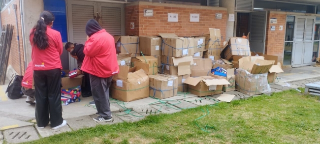 Entrega de dotaciones para colegios en Usme