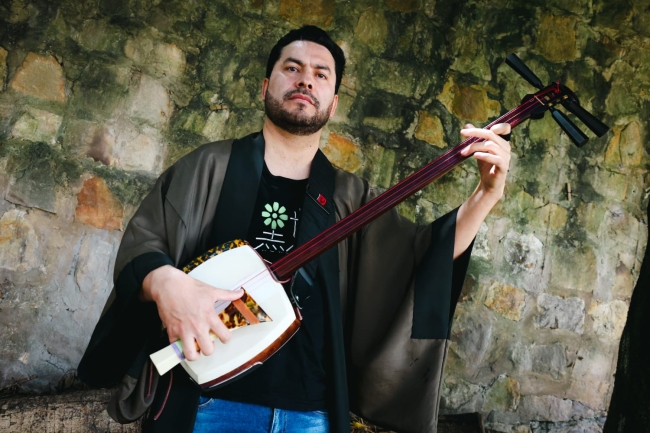 Felipe Lemus, músico bogotano interpretando el shamizen