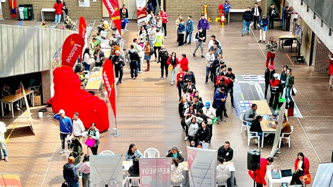 Kennedy abre feria de empleo con 800 vacantes para jóvenes y mujeres migrantes 
